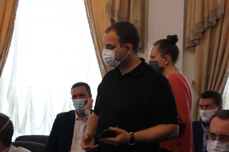 Чиновникам Саратова предложили продать мэрию и пойти просить милостыню