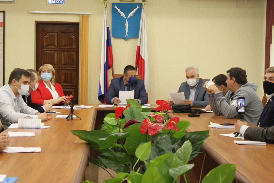 Саратовским депутатам хотят запретить ездить за рубеж и управлять организациями