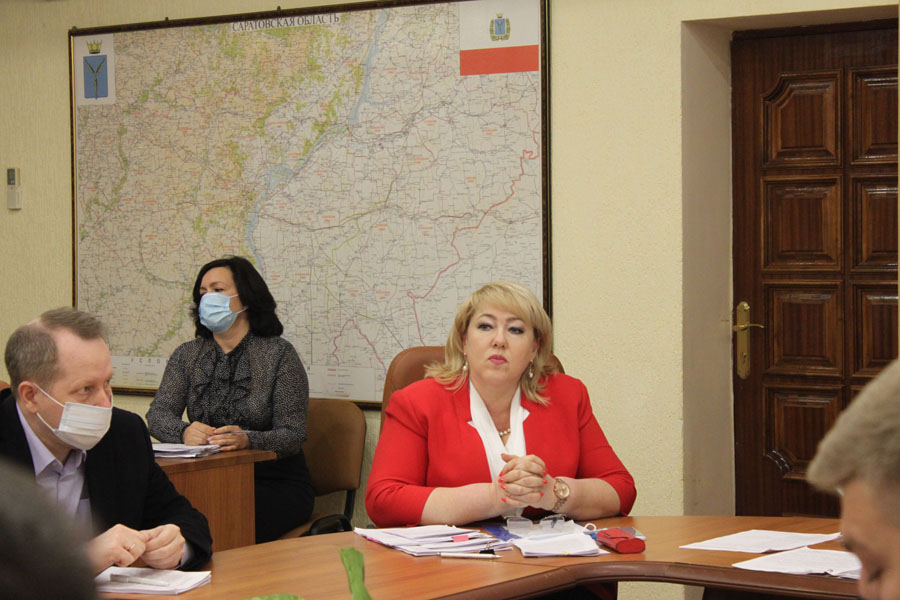 Саратовским депутатам хотят запретить ездить за рубеж и управлять организациями