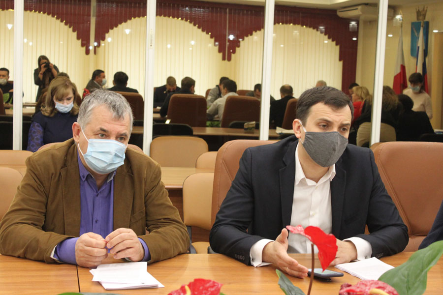 Саратовским депутатам хотят запретить ездить за рубеж и управлять организациями