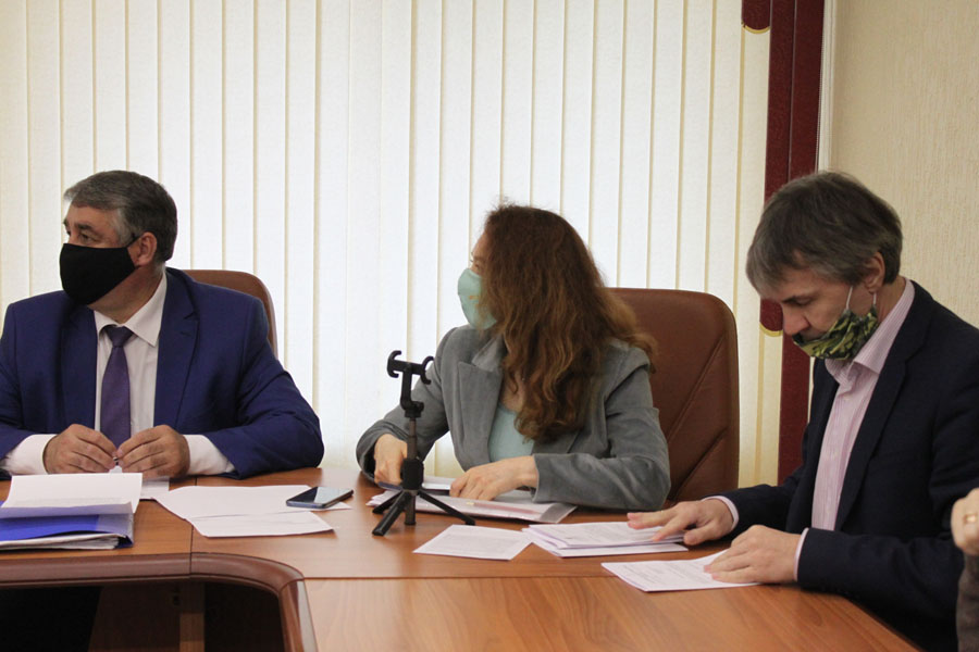 Саратовским депутатам хотят запретить ездить за рубеж и управлять организациями