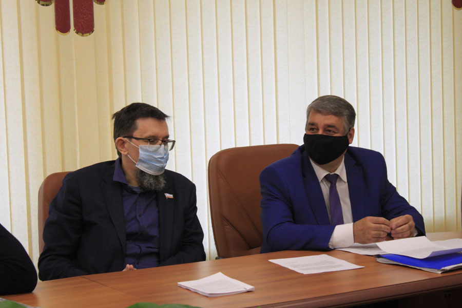 Саратовским депутатам хотят запретить ездить за рубеж и управлять организациями