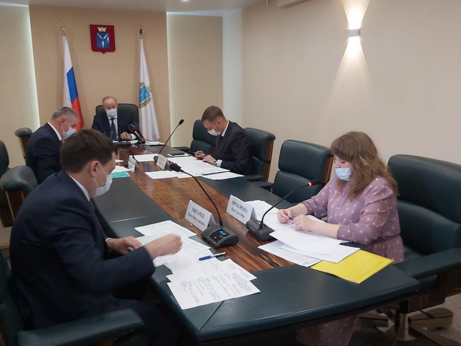 Радаев раскритиковал чиновников за отсутствие масок и костюмов в больницах