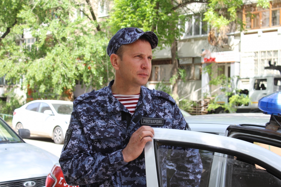 Росгвардеец спас заблокированных в покореженном автобусе пассажиров