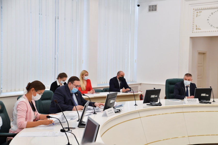 Радаев попросил правоохранительные органы проверить госзакупки в регионе