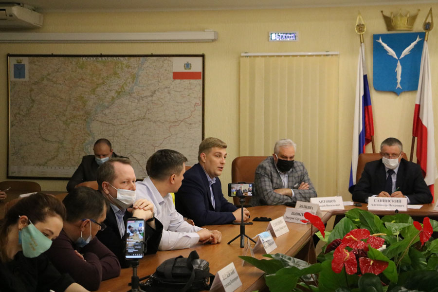 Саратовских чиновников обвинили в массовой вырубке деревьев без инвентаризации