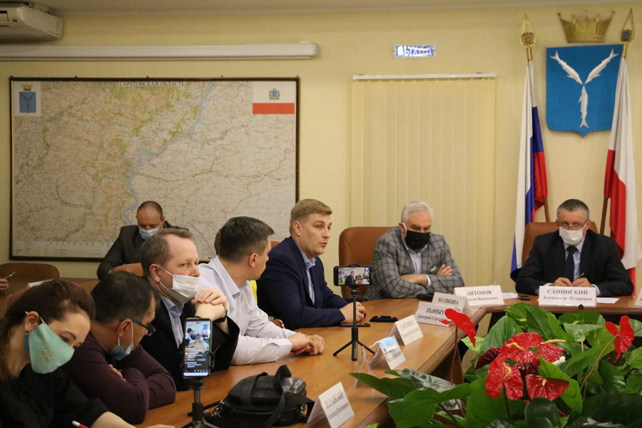 Саратовских чиновников обвинили в массовой вырубке деревьев без инвентаризации