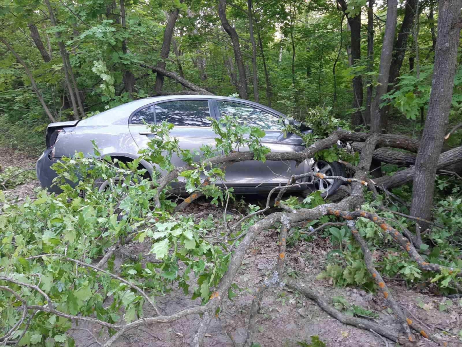 На Кумысной поляне молодой водитель «Джили» врезался в дерево. Трое в больнице