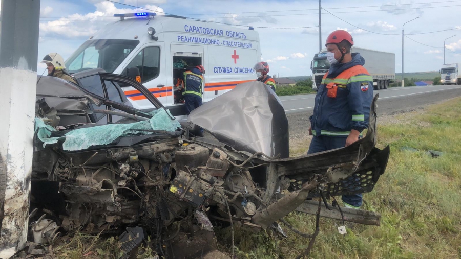 В Татищевском районе девушка погибла в столкновении такси Uber со столбом