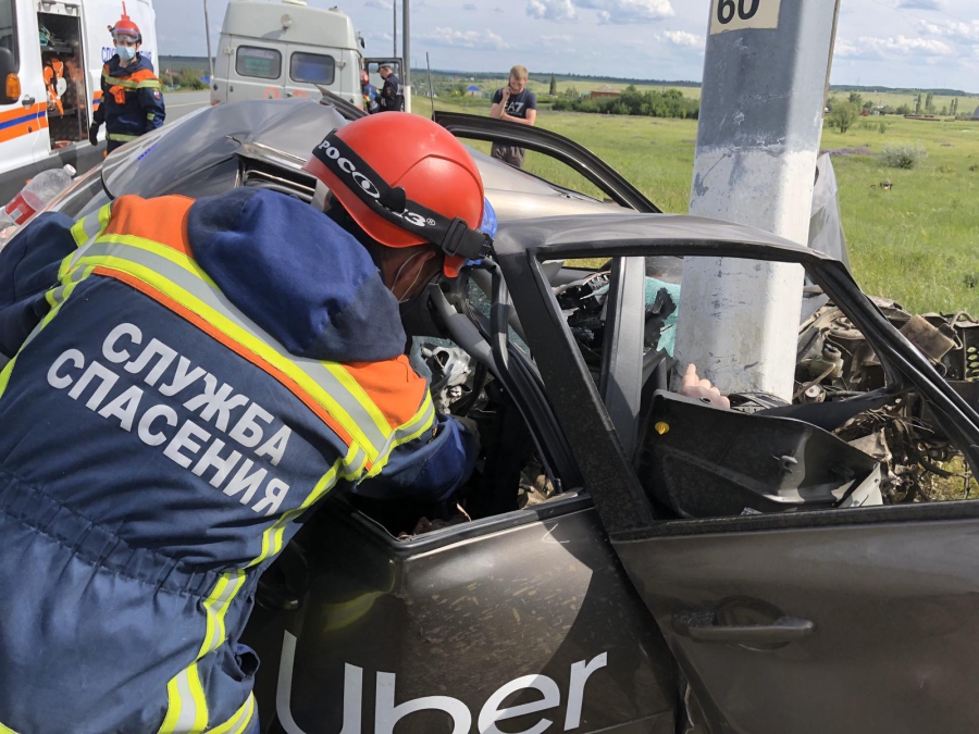 В Татищевском районе девушка погибла в столкновении такси Uber со столбом