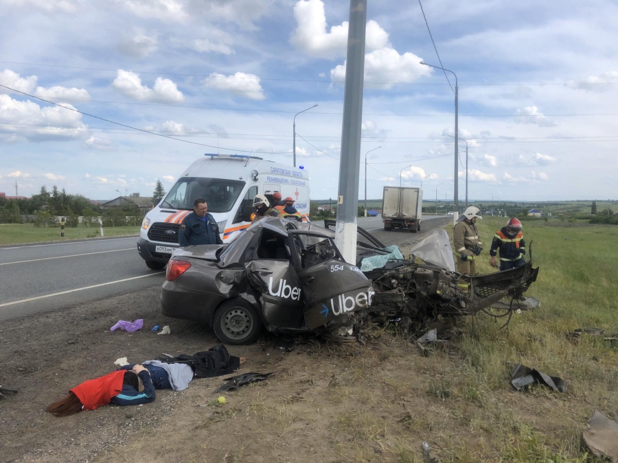 В Татищевском районе девушка погибла в столкновении такси Uber со столбом