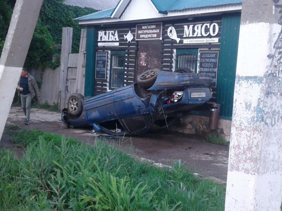 В Пугачеве иномарка перевернулась и приземлилась на крыльце магазина
