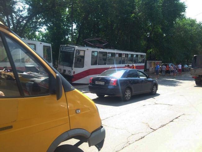 Три маршрута трамвая прекратили движение из-за схода у Детского парка