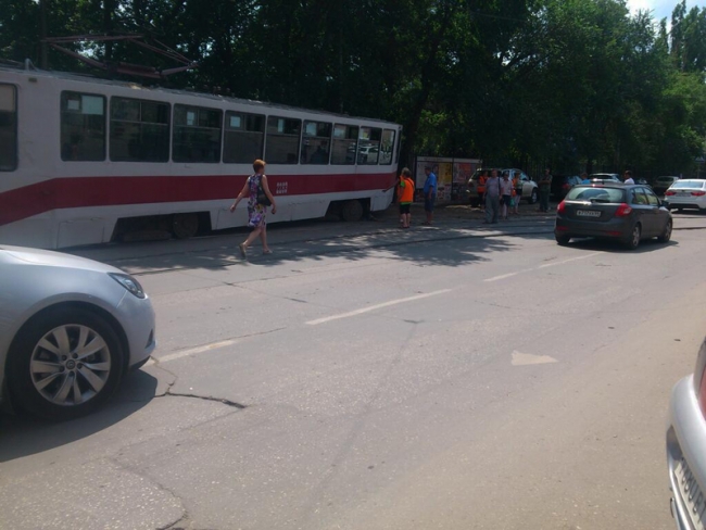 Три маршрута трамвая прекратили движение из-за схода у Детского парка