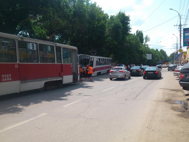 Три маршрута трамвая прекратили движение из-за схода у Детского парка