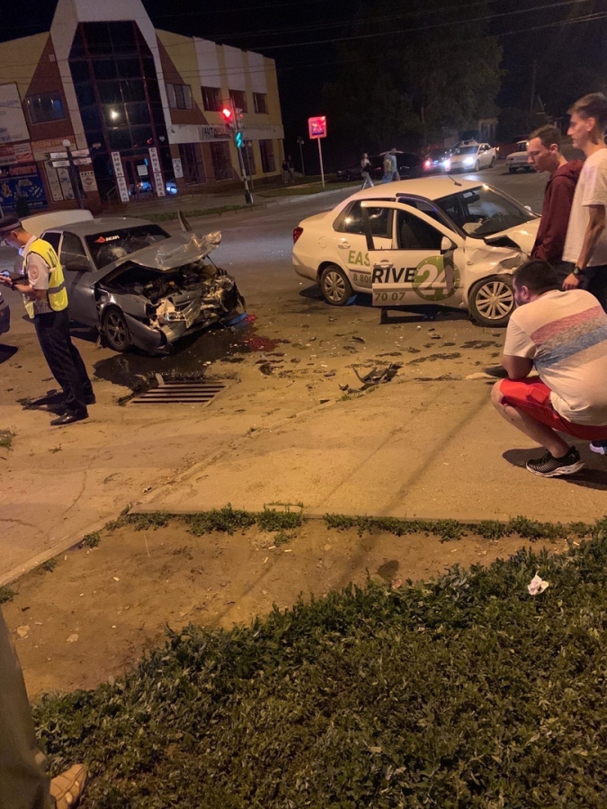 В Энгельсе водитель каршерингового автомобиля устроил ДТП. Трое пострадали