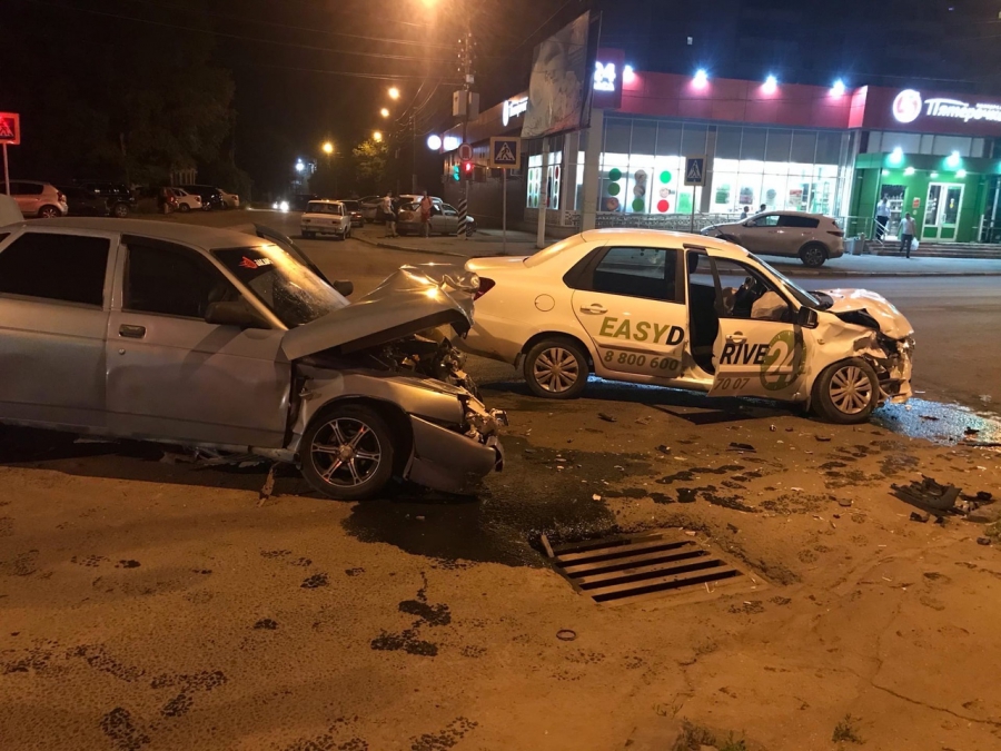 В Энгельсе водитель каршерингового автомобиля устроил ДТП. Трое пострадали