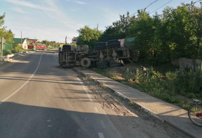 Мужчина пострадал при опрокидывании цементовоза