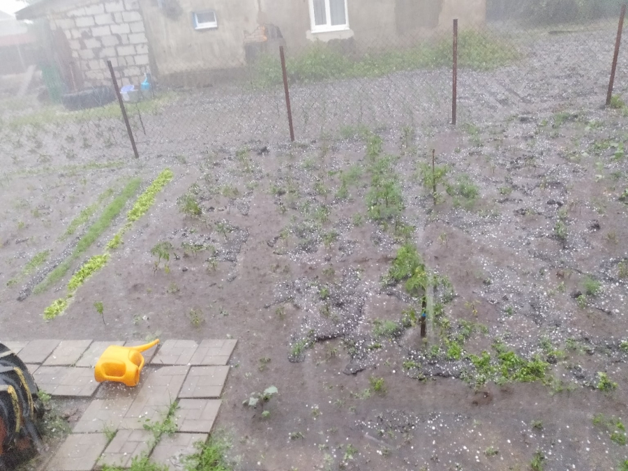 Жители Саратовской области рассказали о граде размером с яйцо