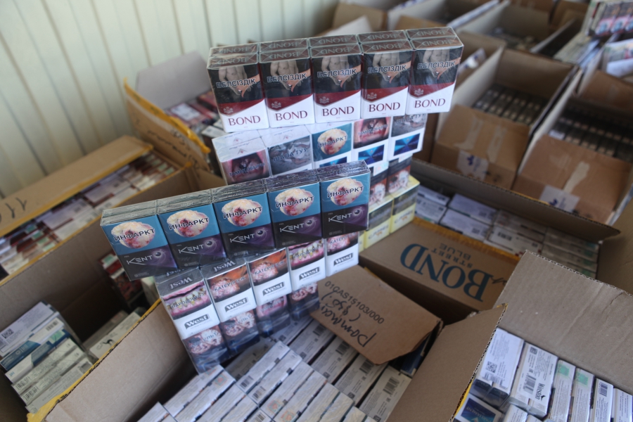 Саратовские таможенники нашли почти 123 тысячи пачек сигарет под мешками с солью