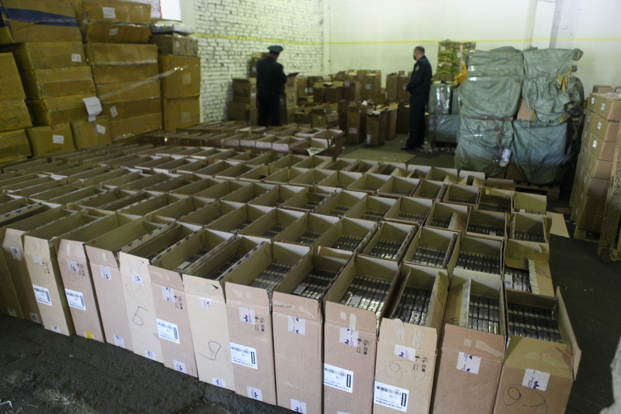 Саратовские таможенники нашли почти 123 тысячи пачек сигарет под мешками с солью
