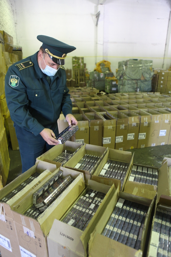 Саратовские таможенники нашли почти 123 тысячи пачек сигарет под мешками с солью