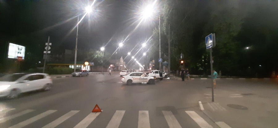 На Рахова в ДТП с участием такси «Ситимобил» пострадали двое парней