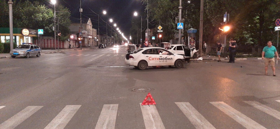 На Рахова в ДТП с участием такси «Ситимобил» пострадали двое парней