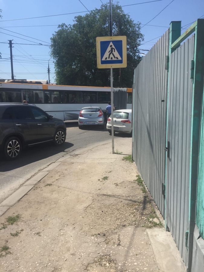 В Энгельсе иномарка протаранила автобус с «гармошкой»