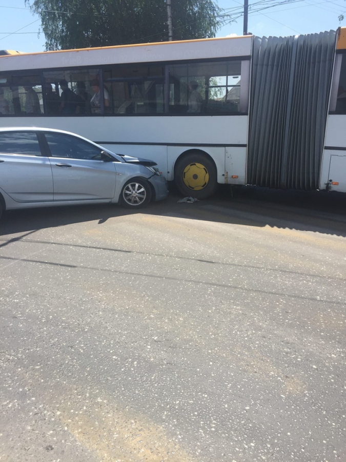 В Энгельсе иномарка протаранила автобус с «гармошкой»