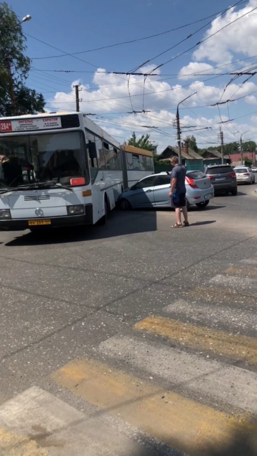 В Энгельсе иномарка протаранила автобус с «гармошкой»