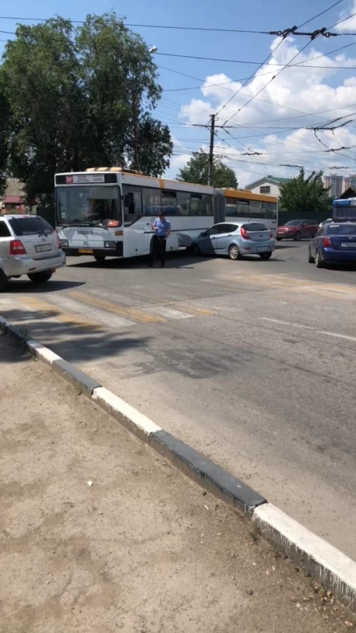 В Энгельсе иномарка протаранила автобус с «гармошкой»