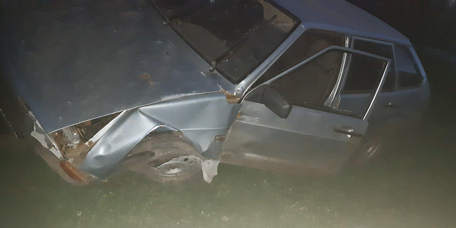 Мужчина на «девятке» улетел с дороги и врезался в бетонный блок