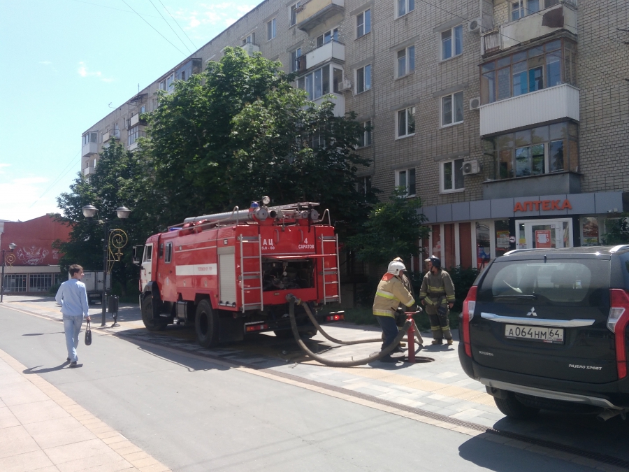 Четыре пожарных расчета тушили дом на Волжской. Видео