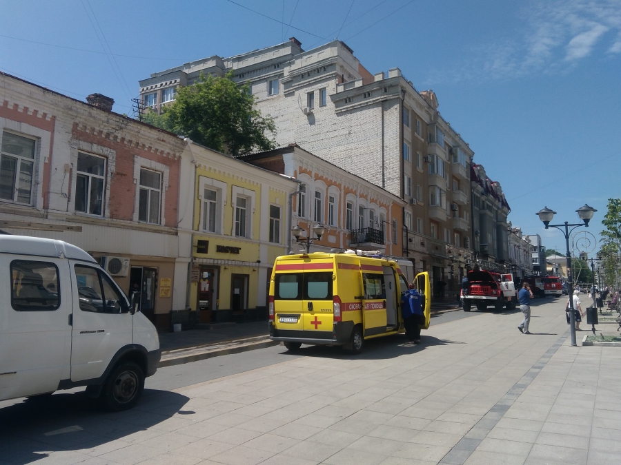 Четыре пожарных расчета тушили дом на Волжской. Видео