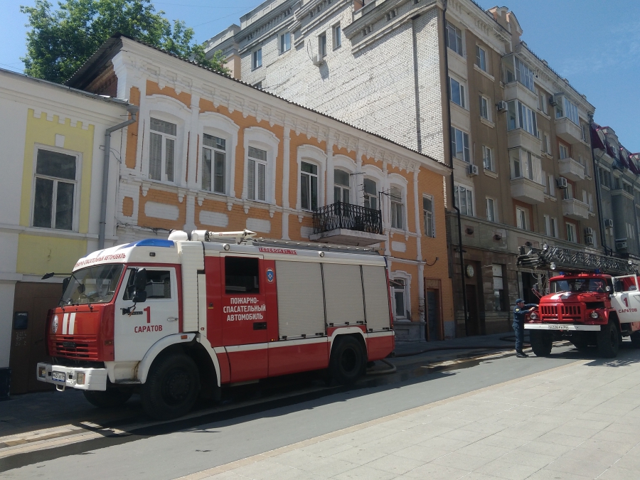 Четыре пожарных расчета тушили дом на Волжской. Видео