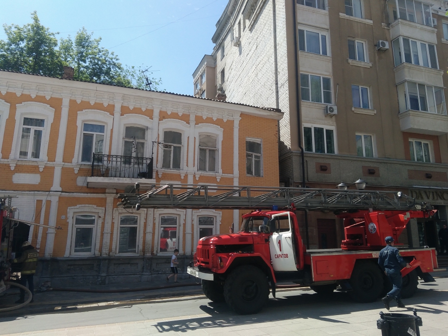 Четыре пожарных расчета тушили дом на Волжской. Видео