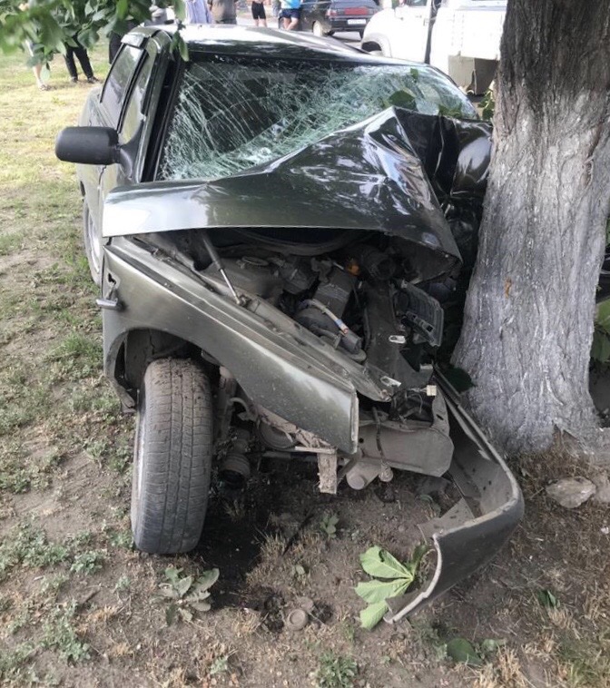 В Хвалынске автомобилист погиб в столкновении «десятки» с деревом