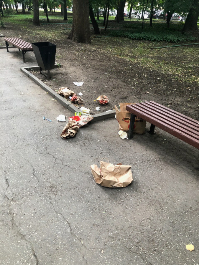 Открывшийся сад Липки уже заполонили мусором из «Макдональдса»