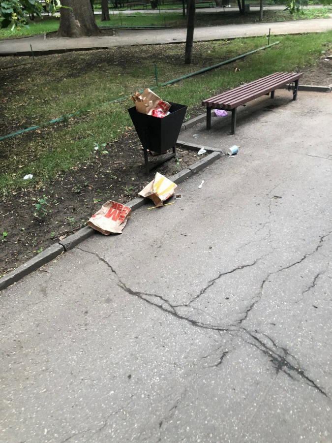 Открывшийся сад Липки уже заполонили мусором из «Макдональдса»