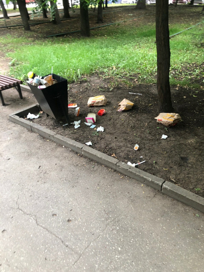 Открывшийся сад Липки уже заполонили мусором из «Макдональдса»