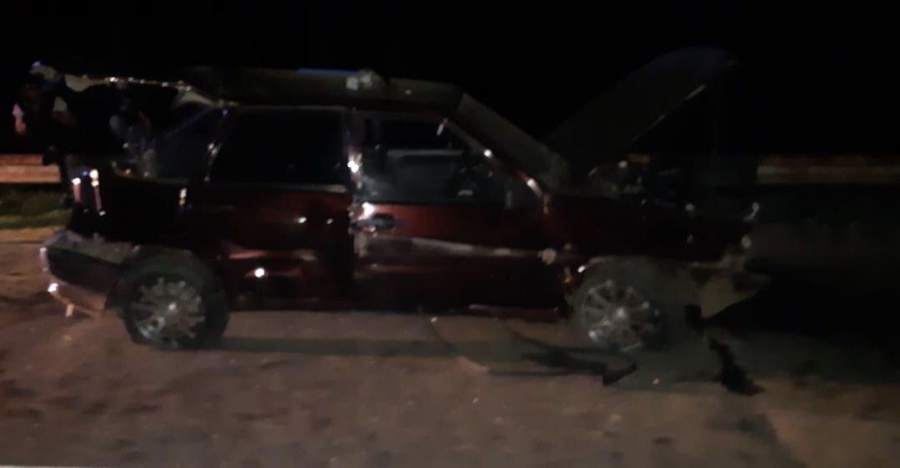 Водитель «ВАЗа» протаранил отбойник и сбежал. Пассажир в больнице