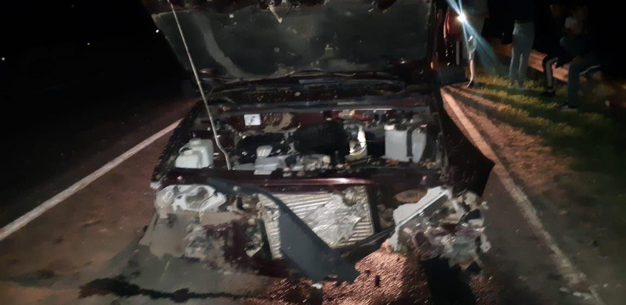 Водитель «ВАЗа» протаранил отбойник и сбежал. Пассажир в больнице