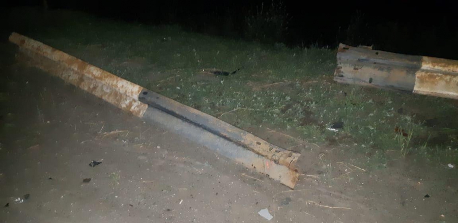 Водитель «ВАЗа» протаранил отбойник и сбежал. Пассажир в больнице