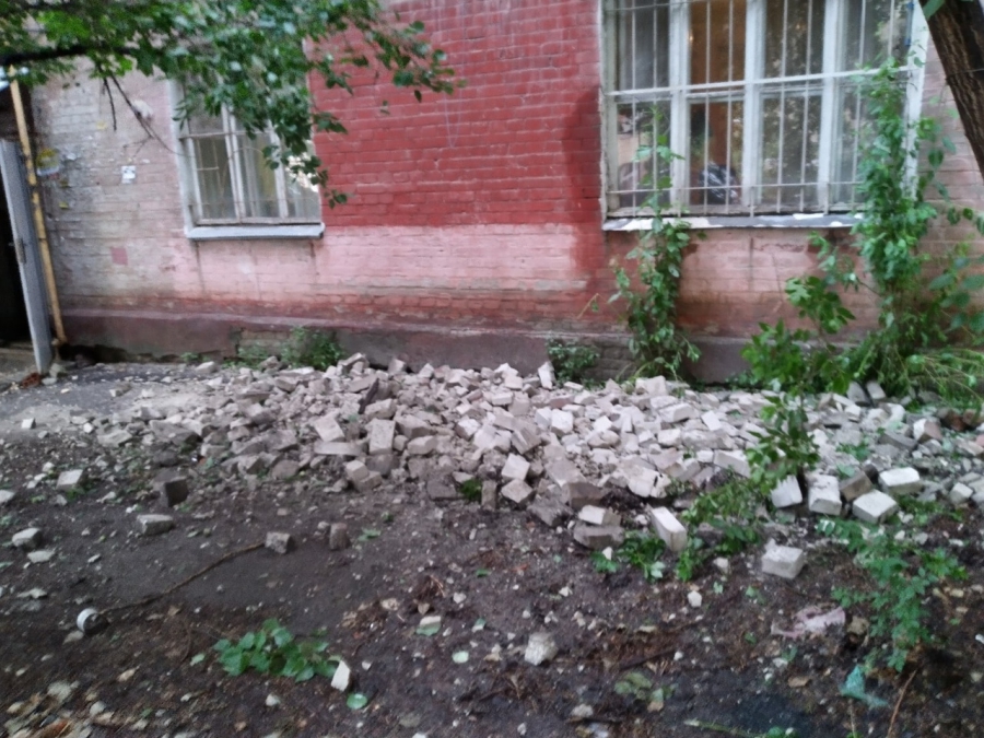 Жители аварийного дома на Энтузиастов обеспокоены своей судьбой из-за разрушений фасада