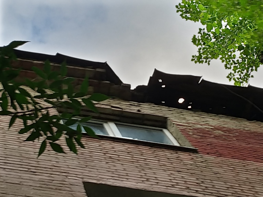 Жители аварийного дома на Энтузиастов обеспокоены своей судьбой из-за разрушений фасада