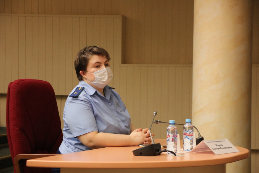 Депутаты решили поменять регламент работы гордумы и обнаружили в своих рядах «бомжа»