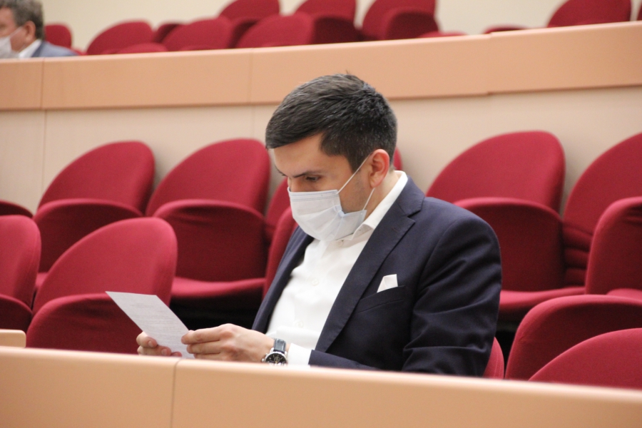 Депутаты решили поменять регламент работы гордумы и обнаружили в своих рядах «бомжа»