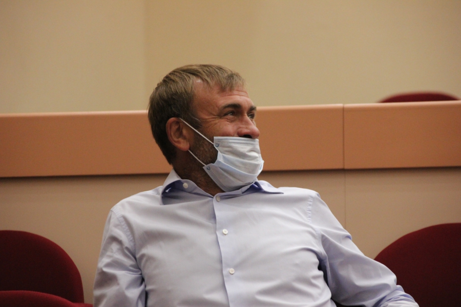 Депутаты решили поменять регламент работы гордумы и обнаружили в своих рядах «бомжа»