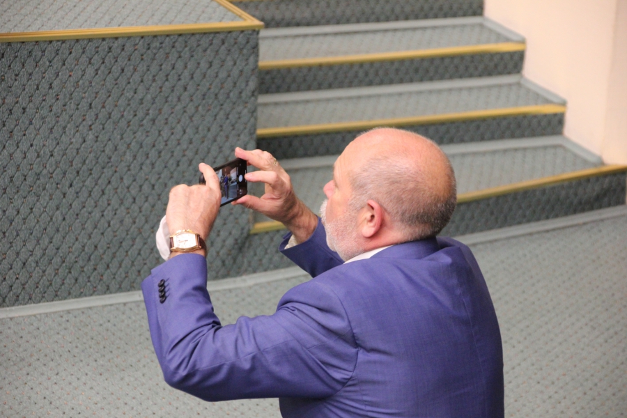 Депутаты решили поменять регламент работы гордумы и обнаружили в своих рядах «бомжа»